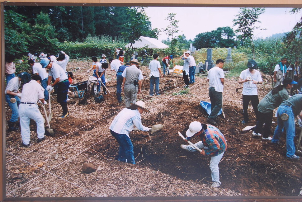 1997년 여름, 한국과 일본의 대학생들이 슈마리나이 공동묘지 외곽에서 유해발굴을 하는 모습. 이때부터 홋카이도 유해발굴은 거의 해마다 열리면서 동아시아 평화의 깃발이 휘날리는 양국 만남의 장으로 승화되었다. 청계인류진화연구소 제공