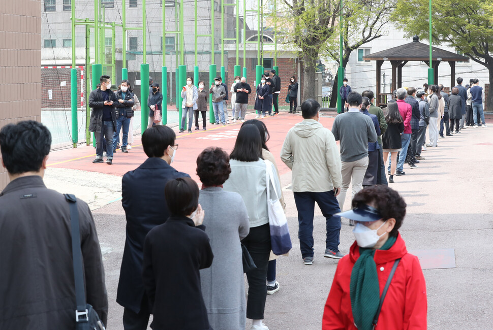 제21대 국회의원 선거일인 15일 오전 서울 동작구 상도1동 제1투표소가 마련된 강남초등학교에서 시민들이 투표를 하기 위해 길게 줄을 서 있다. 연합뉴스