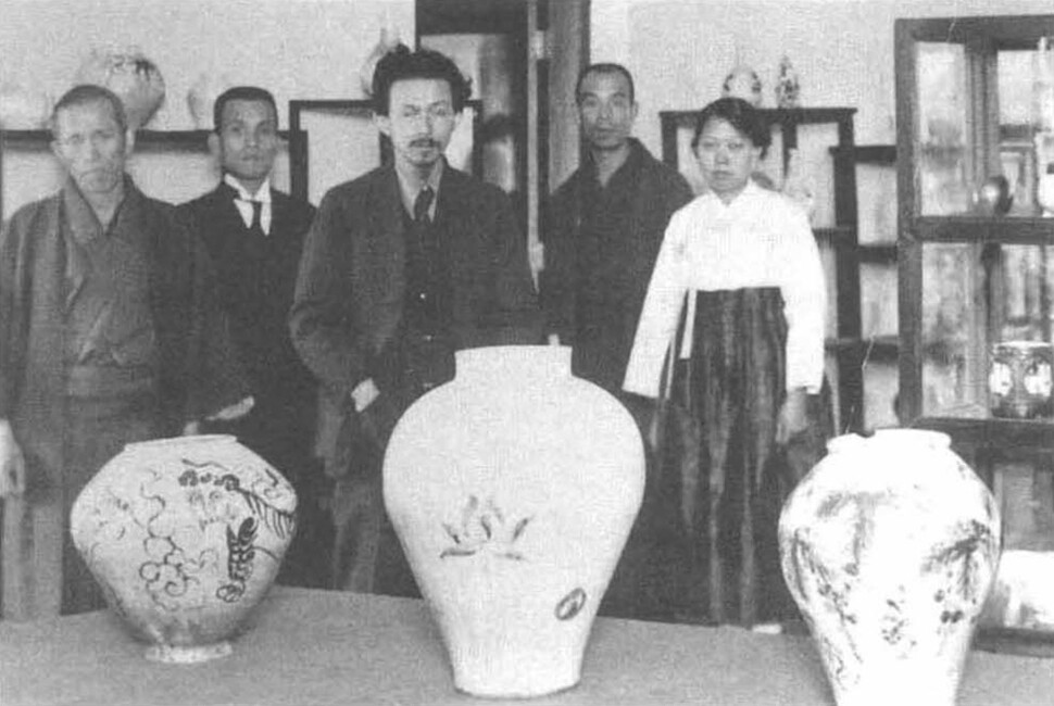 야나기 무네요시(가운데)와 아사카와 노리타카(맨 왼쪽)가 1922년 서울에서 개최한 조선도자전람회(<매일신보> 1922년 10월6일치). 푸른역사 제공