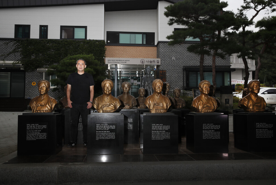 경기 광주시 퇴촌면 나눔의 집 들머리에는 이곳에서 생활하다 먼저 세상을 떠난 일본군 위안부 피해자들의 흉상이 세워져 있다. 야지마 쓰카사 씨가 그 곁에 서 있다. 광주/이정아 기자