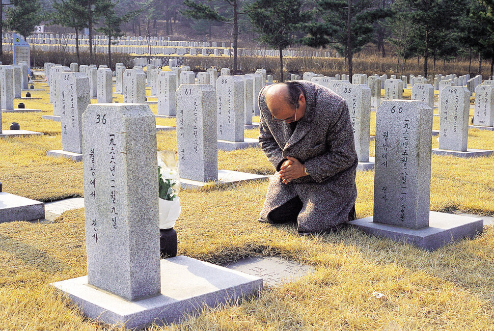 퇴역 장교 김기태는 전사한 동료의 무덤을 찾아 참배하고는 베트남전쟁 때 한국군이 저지른 민간인 학살에 대해 용기 있게 증언했다. 김갑수 소대장의 묘 앞에서 고경태 기자가 찍었다.