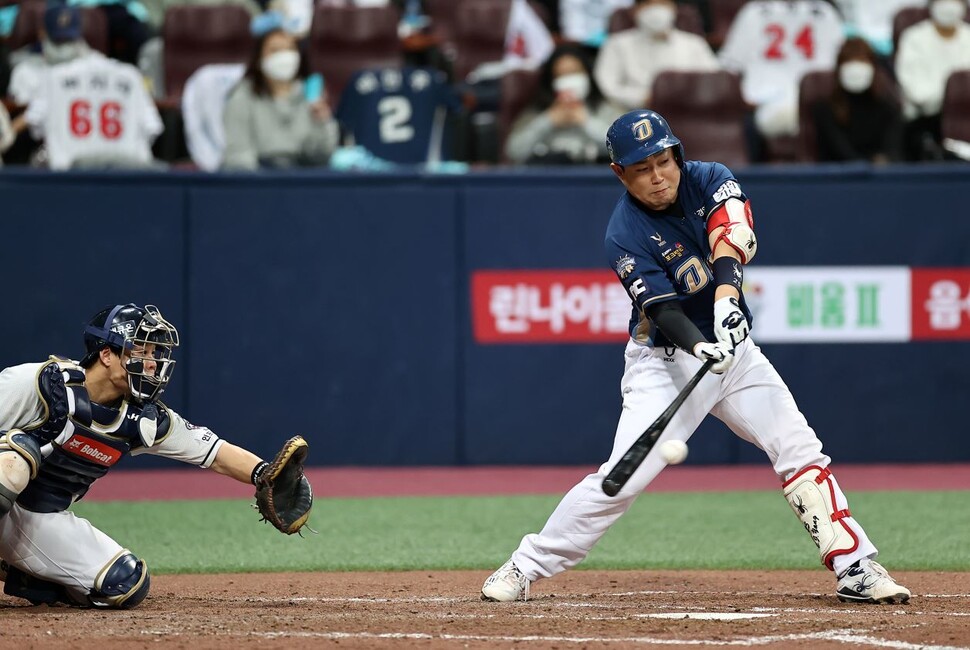 NC 다이노스 양의지가 21일 오후 서울 구로구 고척스카이돔에서 열린 2020 KBO리그 한국시리즈(KS) 4차전 두산 베어스와 경기에서 6회 초 2사 2루 때 적시타를 치고 있다. 연합뉴스