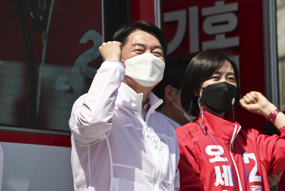 안철수 국민의당 대표가 지난달 31일 서울 마포구 경의선 숲길공원 인근에서 열린 순회 인사 및 유세에서 국민의힘 오세훈 서울시장 후보에 대한 지지를 호소하고 있다. 국회사진기자단