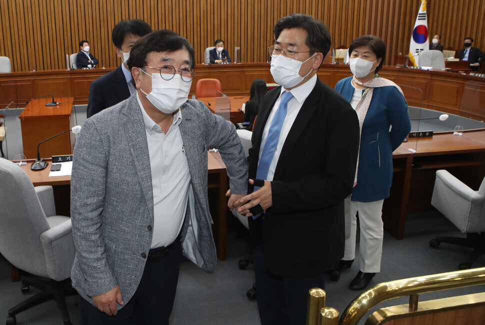 12일 국회에서 여당 단독으로 소집된 김부겸 국무총리 인사청문특별위원회에서 서병수 인사청문특위 위원장(왼쪽)이 인사청문보고서 채택을 요구하는 더불어민주당 박찬대 간사와 여당 의원들과 대화한 뒤 회의장을 나서고 있다. 공동취재사진