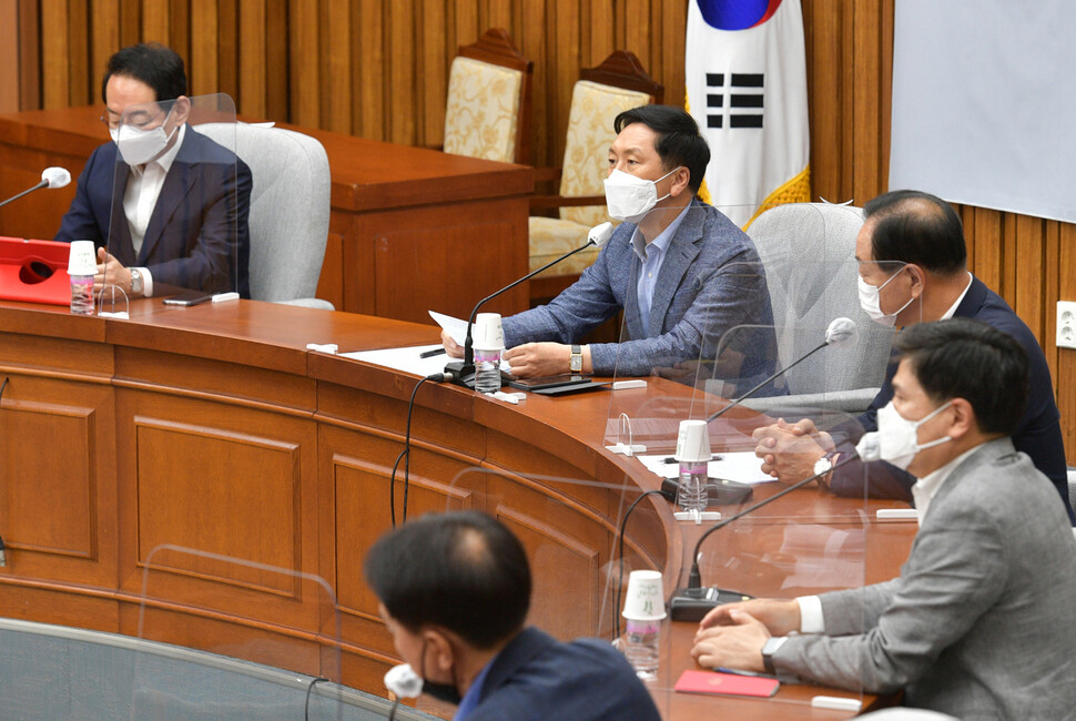 국민의힘 김기현 원내대표가 20일 국회에서 열린 원내대책회의에서 청해부대원 코로나19 집단 감염과 관련 발언하고 있다. 공동취재사진 국민의힘 김기현 원내대표가 20일 국회에서 열린 원내대책회의에서 청해부대원 코로나19 집단 감염과 관련 발언하고 있다. 공동취재사진