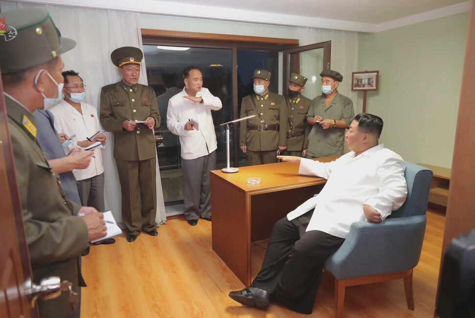 김정은 조선노동당 총비서 겸 국무위원장이 “보통강 강안(강변) 다락식(계단식) 주택구 건설사업을 현지지도하셨다”고 21일 &lt;노동신문&gt;이 1면에 펼쳐 보도했다. 김 총비서 앞쪽에서 서서 뭔가를 보고하고 있는 흰옷 차림이 조용원 노동당 중앙위 정치국 상무위원 겸 조직 담당 비서다. &lt;조선중앙텔레비전&gt; 화면 갈무리, 연합뉴스