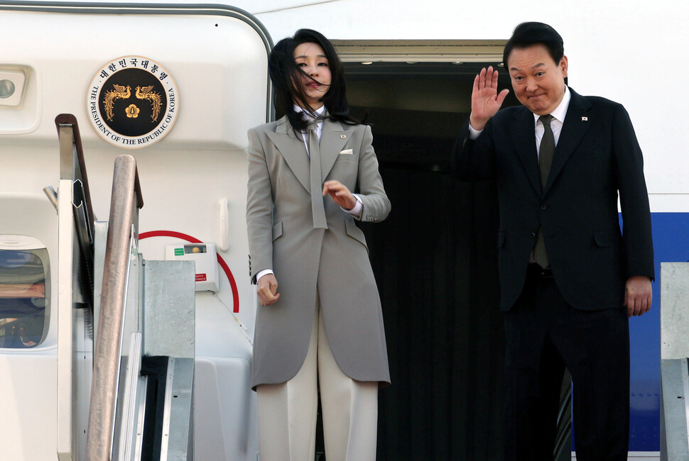 윤석열 대통령과 김건희 여사가 16일 경기 성남시 서울공항에서 일본 도쿄로 향하는 전용기에 올라 인사하고 있다. 대통령실사진기자단