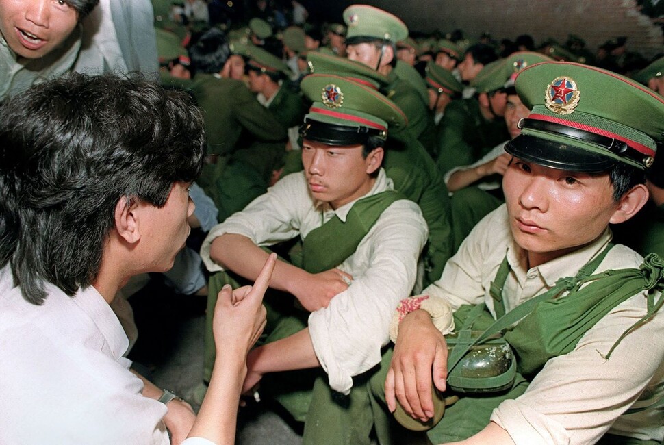 6월3일 : 학생들이 인민해방군인들에게 집으로 돌아갈 것을 요구하고 있다. AFP 연합뉴스