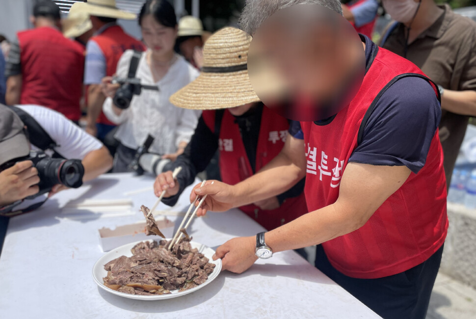 8일 대한육견협회가 서울 종로 에스시(SC)제일은행 본점 앞에서 개고기 시식회를 열어국민행동의 집회에 항의했다. 동김지숙 기자