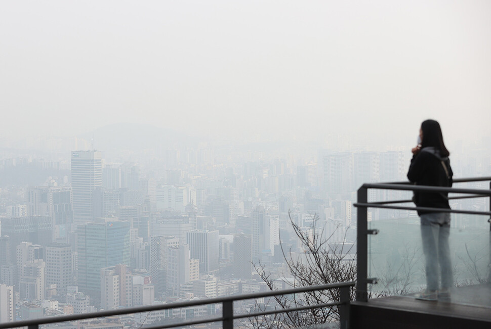 수도권 지역 등 미세먼지 농도가 '나쁨' 수준을 보인 13일 오전 남산에서 바라본 도심이 뿌옇다. 연합뉴스