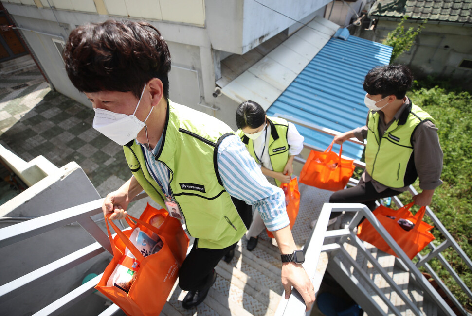 지난 9월 대구시 서구 일대에서 서구제일종합사회복지관 관계자들이 식료품과 생필품을 들고 관내 후원 가정들을 찾아가고 있다. 연합뉴스