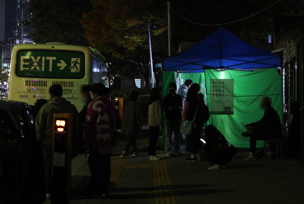 한시간에 한번씩 방역작업을 하는 동안 엑시터와 활동가들이 천막 밖에서 대기하고 있다. 이날 방역지킴이 역할을 담당한 수연님이 거리두기를 당부한다.