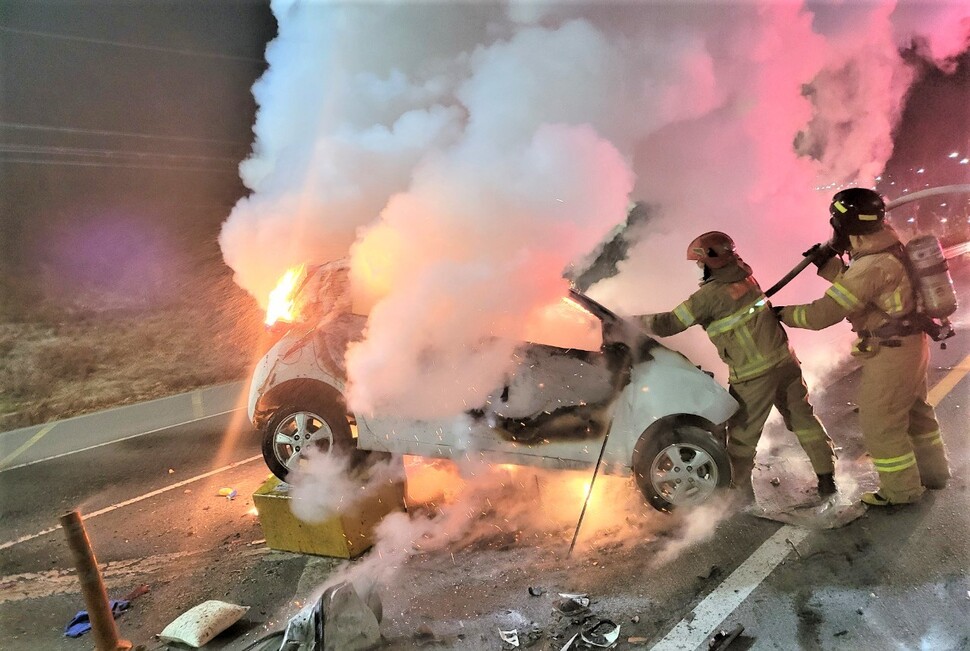 7일 새벽 경남 창원시 진해대로에서 승용차 2대가 충돌하며 화재가 발생해, 운전자 2명 모두 목숨을 잃었다. 창원소방본부 제공