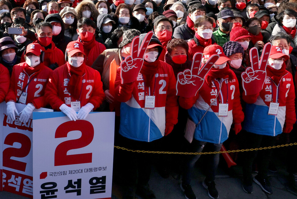 27일 오전 경북 영주시 번영로 국민의힘 윤석열 대선 후보의 유세장에 모인 지지자들이 연예인 유세단의 유세 모습을 지켜보고 있다. 영주/공동취재사진