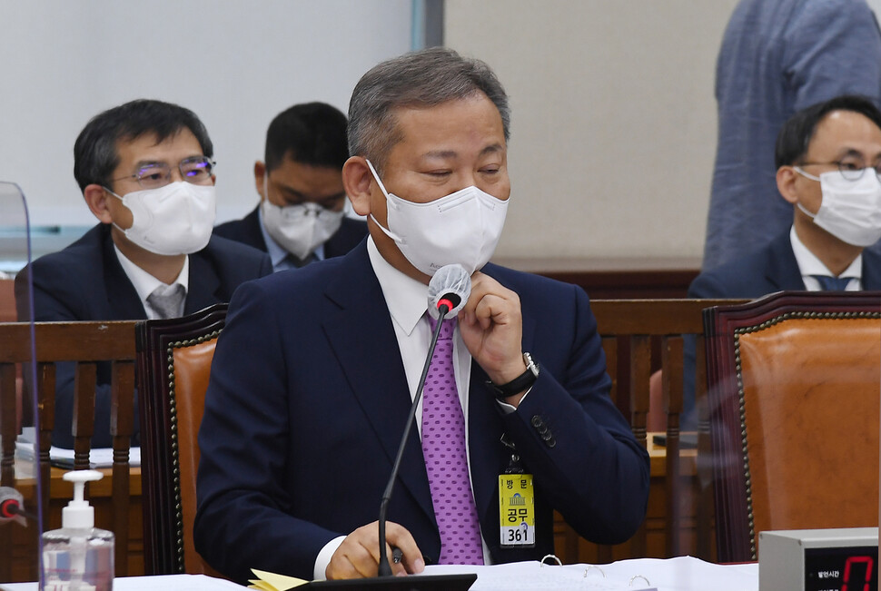 이상민 행정안전부 장관 후보자가 3일 서울 여의도 국회에서 열린 행정안전위원회 인사청문회에서 마스크를 만지고 있다. 공동취재사진