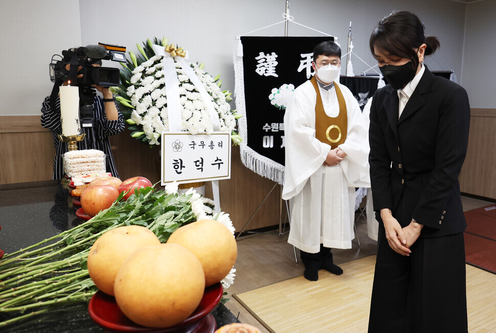 윤석열 대통령 부인 김건희 여사가 25일 오후 경기도 수원시 권선구 수원중앙병원 장례식장에 마련된 ‘수원 세 모녀’ 빈소를 찾아 조문하고 있다. 공동취재사진