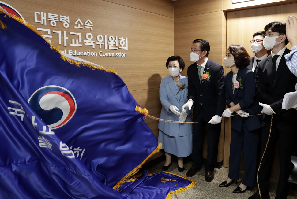 이배용 국가교육위원회 위원장(맨 왼쪽)과 위원들이 27일 오후 정부서울청사에 마련된 사무실에서 현판식을 하고 있다. 김명진 기자 littleprince@hani.co.kr