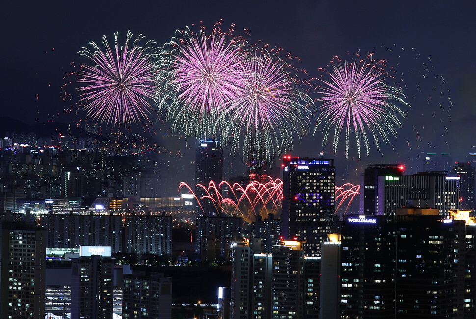 코로나19 대유행 전 마지막으로 열렸던 2019 서울세계불꽃축제. 연합뉴스