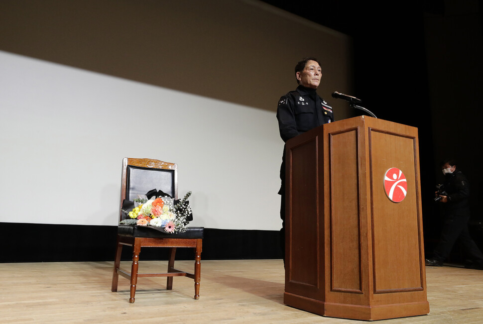 19일 오전 광주 서구 5·18 기념문화센터에서 열린 ‘포용과 화해와 감사 대국민 공동선언식’에서 공수부대 출신 장교와 모자 결연을 하려던 5·18 최초 사망자의 어머니 임근단 여사가 불참해 자리가 비어 있다. 김명진 기자