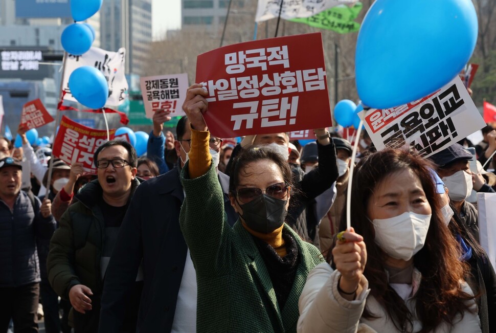 18일 오후 '강제동원 해법 및 한일정상회담 규탄 3차 범국민대회' 참가자들이 서울시청 광장에서 출발해 일본대사관으로 향하고 있다. 박종식 기자