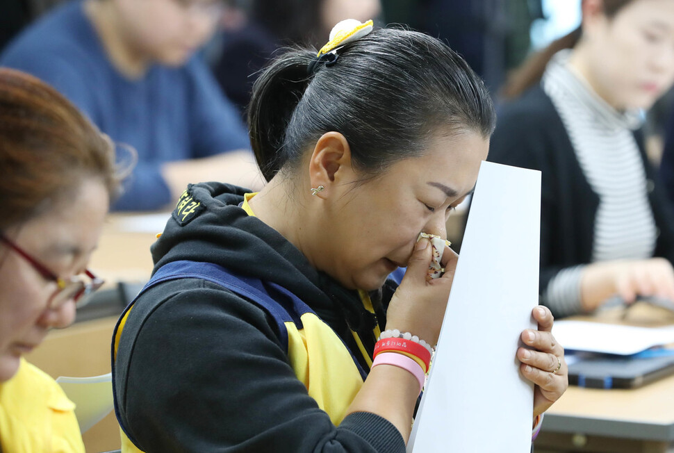 13일 오전 서울 중구 가습기살균제사건과 4·16 세월호 참사 특별조사위원회에서 열린 제46차 전원위원회 결과 브리핑에 참석한 오영석 군의 어머니 권미화씨가 브리핑 내용을 들으며 눈물을 흘리고 있다. 특조위는 세월호 참사 당일 구조수색 적정성 및 산업은행의 불법 대출 혐의에 대한 수사 요청을 하기로 의결했다. 신소영 기자 viator@hani.co.kr