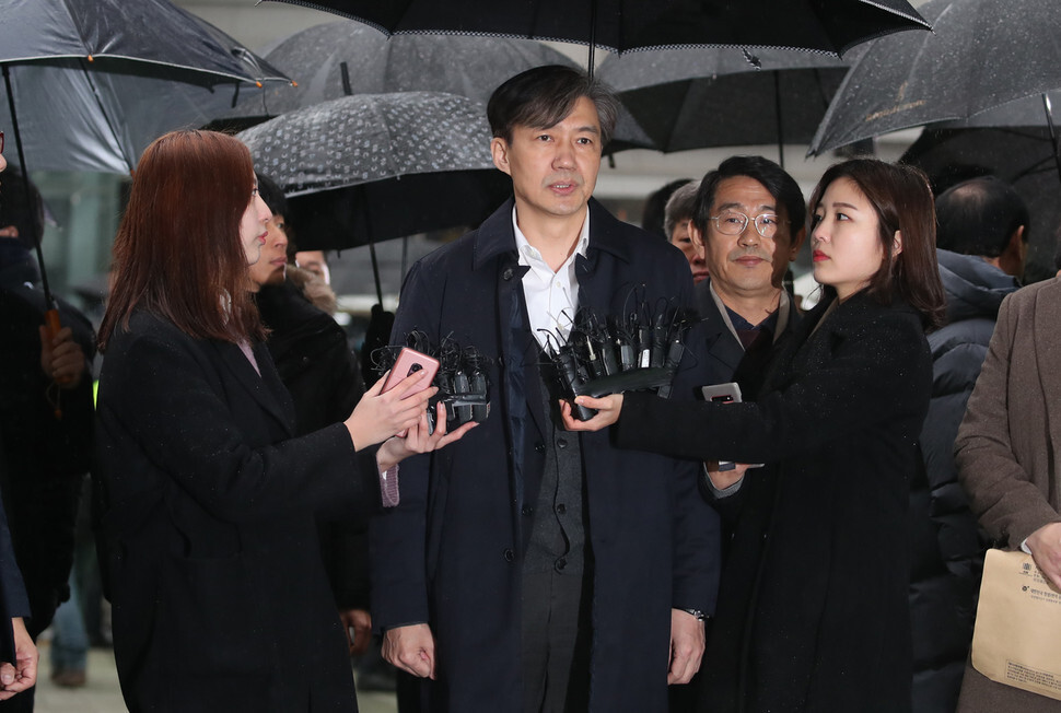 조국 전 법무부장관이 26일 오전 서울 송파구 서울동부지법에서 열린 구속 전 피의자 심문(영장실질심사)에 출석하며 기자들의 질문에 답하고 있다. 백소아 기자 thanks@hani.co.kr 조국 전 법무부장관이 26일 오전 서울 송파구 서울동부지법에서 열린 구속 전 피의자 심문(영장실질심사)에 출석하며 기자들의 질문에 답하고 있다. 백소아 기자 thanks@hani.co.kr