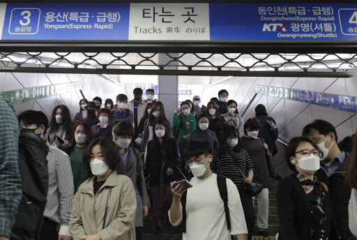 서울시가 지하철 혼잡도가 ‘혼잡 단계’에 이르면 마스크를 착용하지 않은 승객의 탑승을 제한하기로 한 13일 오전 서울 구로구 신도림역에서 시민들이 마스크를 쓰고 열차를 타려고 이동하고 있다. 김혜윤 기자 unique@hani.co.kr