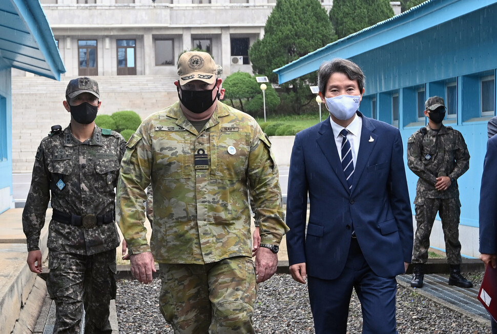 이인영 통일부 장관이 16일 오전 판문점 군사분계선을 둘러보고 있다. 사진공동취재단