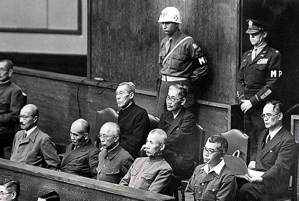 1946년 도쿄 전범재판석에 앉은 도조 히데키(맨 왼쪽) 등 일본군 전범들. 수많은 부하들과 민간인을 죽음으로 몰아넣은 그들 중 다수가 아무 책임도 지지 않고 다시 출셋길을 걸었다. &lt;한겨레&gt; 자료사진