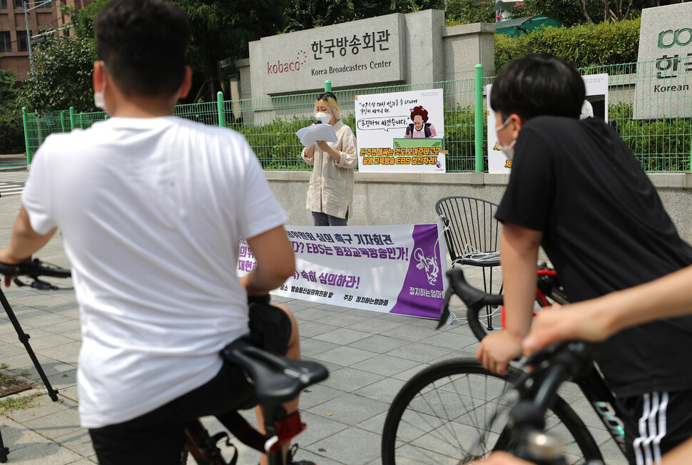 페미니즘창당모임 이가현 활동가가 12일 오전 서울 양천구 목동 방송통신심의위원회가 있는 한국방송회관 앞에서 &lt;교육방송&gt; 애니메이션 `포텐독'이 `타인의 배변활동 관람이 정도를 넘는 폭력적 발상, 불법촬영물 유포, 협박, 모든 여성 등장인물에 내재된 차별, 혐오 정서 등이 포함됐다’며 방송통신심의위원회 심의 촉구 기자회견을 하고 있다. 이종근 선임기자