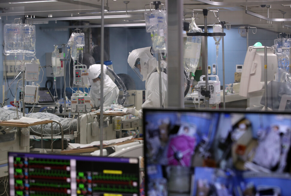 지난 24일 코로나19 거점전담병원인 평택 박애병원의 중환자실에서 의료진이 진료를 하고 있다. 연합뉴스