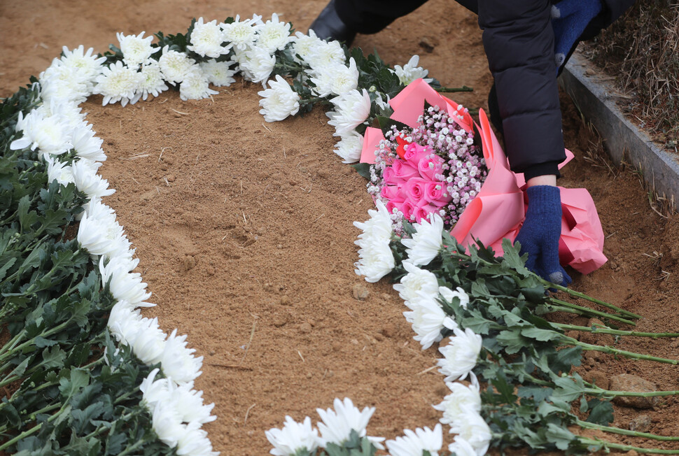 11일 오후 광주 북구 망월묘지공원에서 열린 이한열 열사의 어머니 배은심 여사의 하관식에서 참석자들이 봉분 위에 헌화하고 있다. 광주/김태형 기자