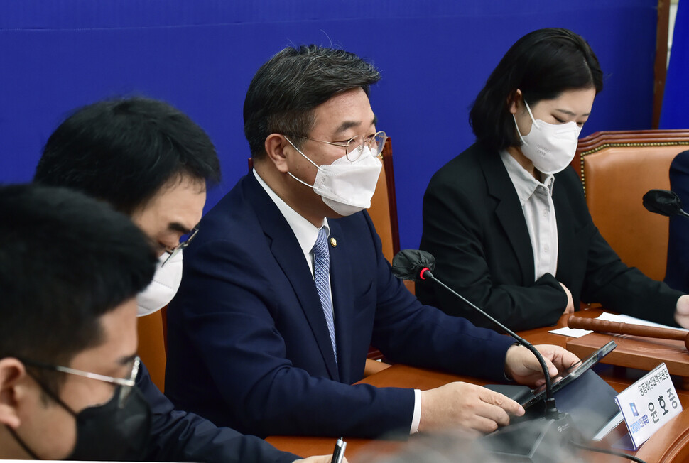 더불어민주당 윤호중 공동비대위원장이 11일 오전 국회에서 열린 비상대책위원회의에서 발언하고 있다. 공동취재사진