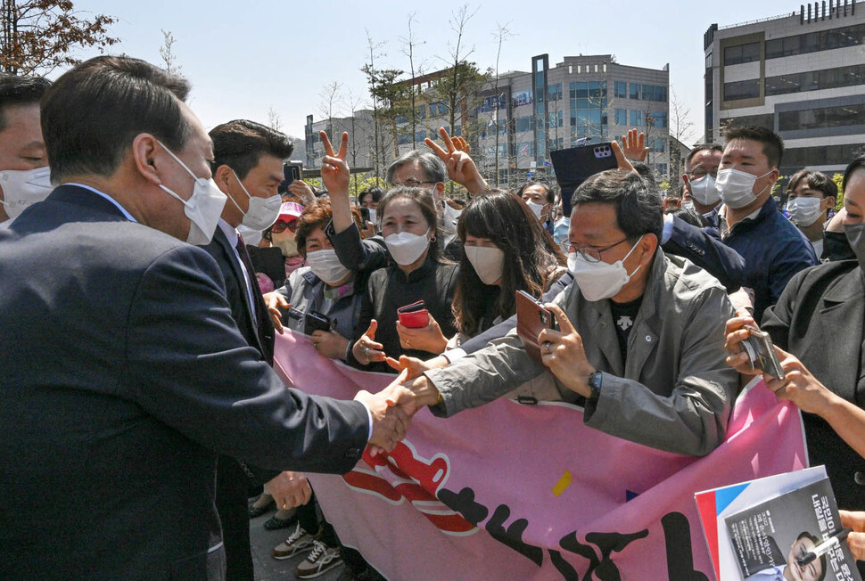 윤석열 대통령 당선자가 20일 전북 전주시 덕진구 국민연금공단을 방문해 환영나온 지지자들과 인사하고 있다.윤석열 대통령 당선자 대변인실 제공