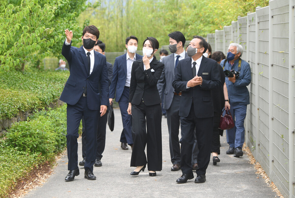 김건희 여사가 13일 경남 김해시 진영읍 봉하마을 고 노무현 전 대통령 묘역에서 분향 헌화를 마친 후 노 전 대통령 자택으로 향하고 있다. 김해/대통령실사진기자단