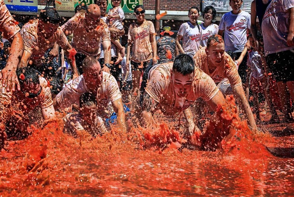 화천토마토 축제 참가자들이 ‘황금반지를 찾아라’ 이벤트에 참여하는 모습. 화천군 제공