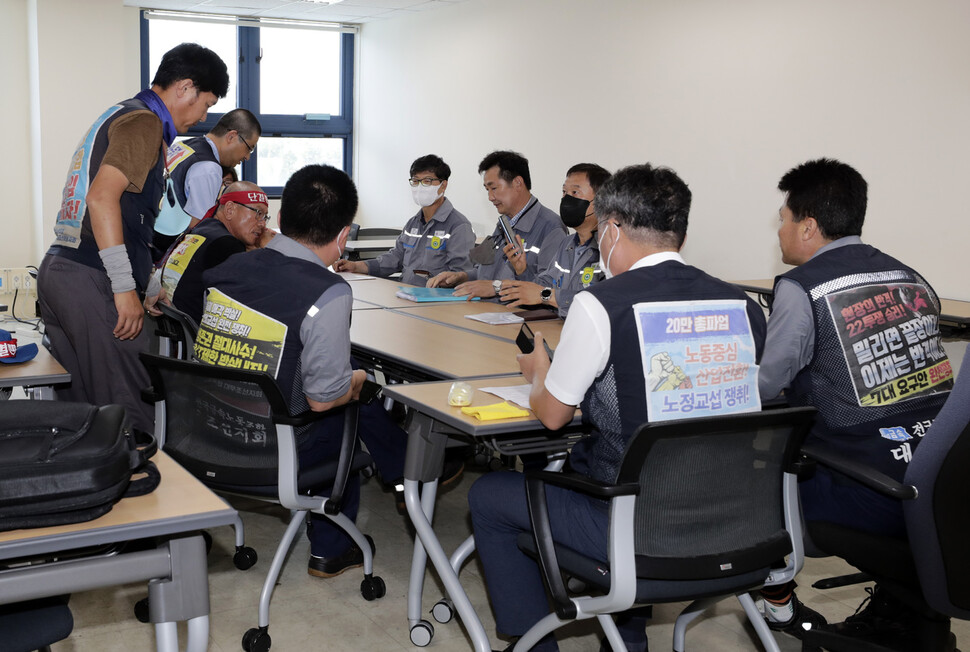 대우조선해양 하청업체 노조 파업 50일째인 21일 오전경남 거제시 아주동 대우조선해양 서문복지센터 협상장에서 하청업체 노사가 협상을 재개하고 있다. 김명진 기자