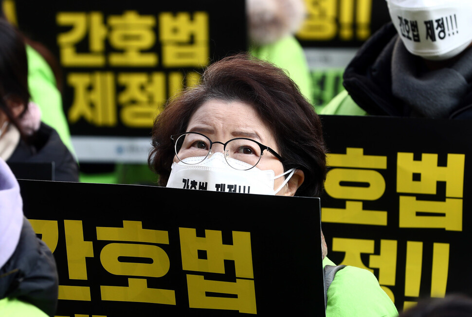 대한간호협회 회원들과 예비간호사 등이 11일 오전 서울 여의도 국민의 힘 당사 앞에서 간호법 제정을 요구하는 시위를 벌이고 있다. 윤운식 선임기자 yws@hani.co.kr