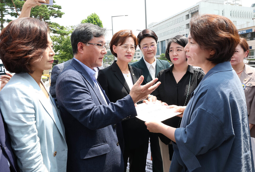 18일 오전 서울 용산구 대통령실 앞에서 일본 방사성오염수 해양투기반대 서명용지 전달 야4당-시민사회 공동 기자회견을 마친 각 당 의원들이 전희경 대통령비서실 정무1비서관(맨 오른쪽)에게 서명을 전달하고 있다. 왼쪽부터 양이원영·김성환 더불어민주당 의원, 강은미 정의당 의원, 윤희숙 진보당 의원, 용혜인 기본소득당 의원, 전 비서관. 백소아 기자