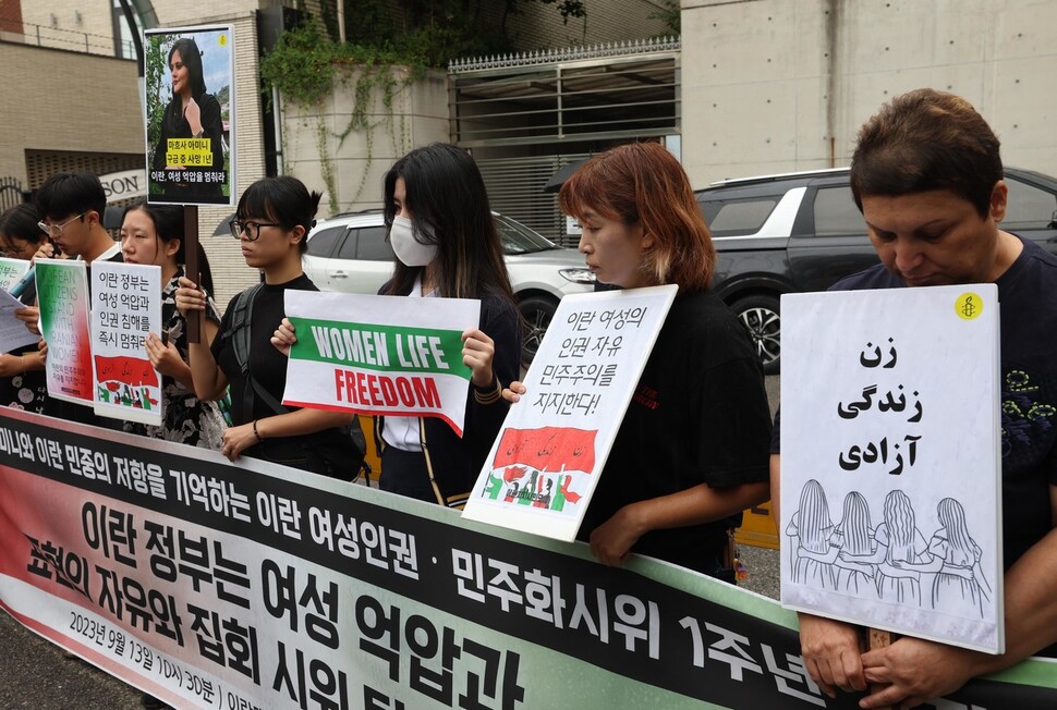 이란시위를 지지하는 한국시민모임 관계자들이 13일 서울 용산구 이란대사관 앞에서 ‘마흐사 아미니와 이란 민중의 저항을 기억하는 이란 여성인권·민주화시위 1주년’을 맞아 “극단적 여성 억압과 시민의 자유를 탄압하는 모든 인권침해를 멈출 것을 촉구”하고 있다. 강창광 선임기자