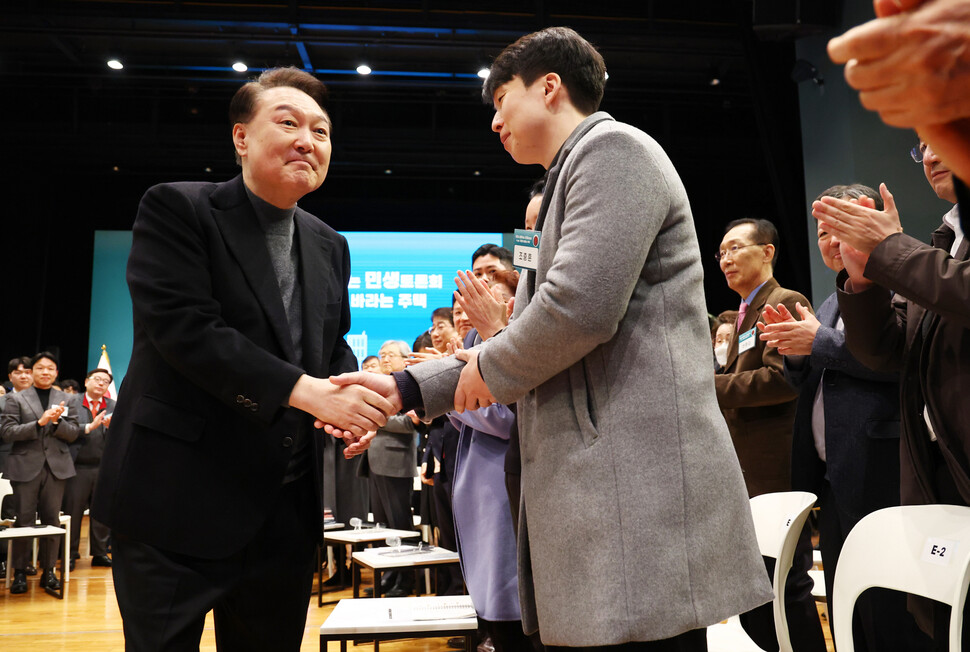 윤석열 대통령이 10일 경기 고양시 일산동구 고양아람누리에서 ‘국민이 바라는 주택’을 주제로 열린 국민과 함께하는 민생토론회에서 참석자와 인사하고 있다. 대통령실통신사진기자단