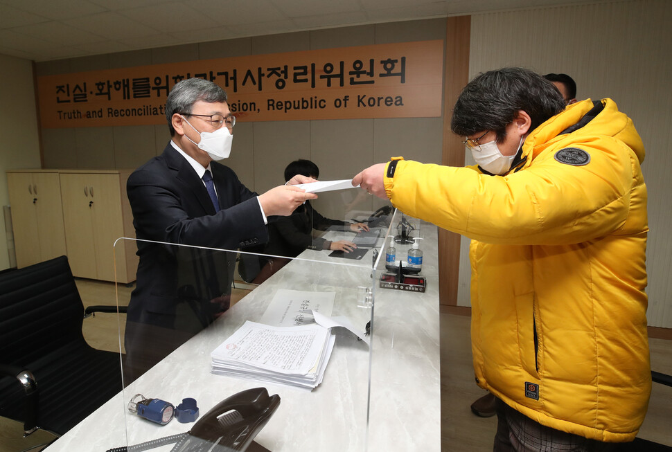 정근식 진실·화해를위한과거사정리위원회 위원장(왼쪽)이 10일 오전 서울 중구 남산스퀘어빌딩에 위치한 사무실 내 민원실에서 한종선 형제복지원 피해자모임 대표로부터 진실규명 신청을 받고 있다. 백소아 기자