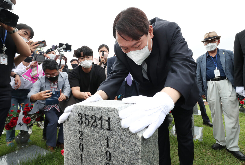 윤석열 전 검찰총장이 6일 오전 대전 유성구 국립대전현충원 천안함 46용사 묘역을 찾아 묘비를 보고 있다. 연합뉴스