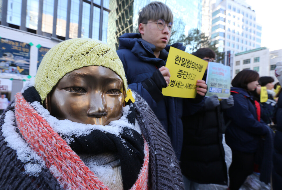 2016년 12월 29일 오전 서울 종로구 일본대사관 앞에서 `한일일본군 위안부 합의 무효를 위한 대학생 대책위원회' 및 `대학생 겨레하나' 대학생들이 전날 있은 부산 일본영사관 앞 `평화의 소녀상' 철거에 항의하는 기자회견을 하고 있다. 부산 동구청은 2016년 12월 28일 ‘미래세대가 세우는 평화의 소녀상 추진위원회'가 일본영사관 앞에 설치한 소녀상을 강제 철거했다. 그러나 국민적 항의가 잇따르자 이틀 만에 소녀상을 돌려주고 설치를 허용했다. 김태형 기자 xogud555@hani.co.kr