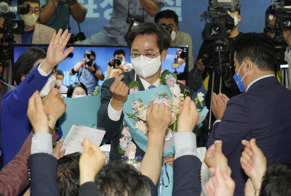 김동연 더불어민주당 경기도지사 후보가 2일 경기 수원시 마라톤빌딩에 마련된 캠프 개표상황실에서 당선이 확실시되자 손하트를 그려보이고 있다. 수원/공동취재사진