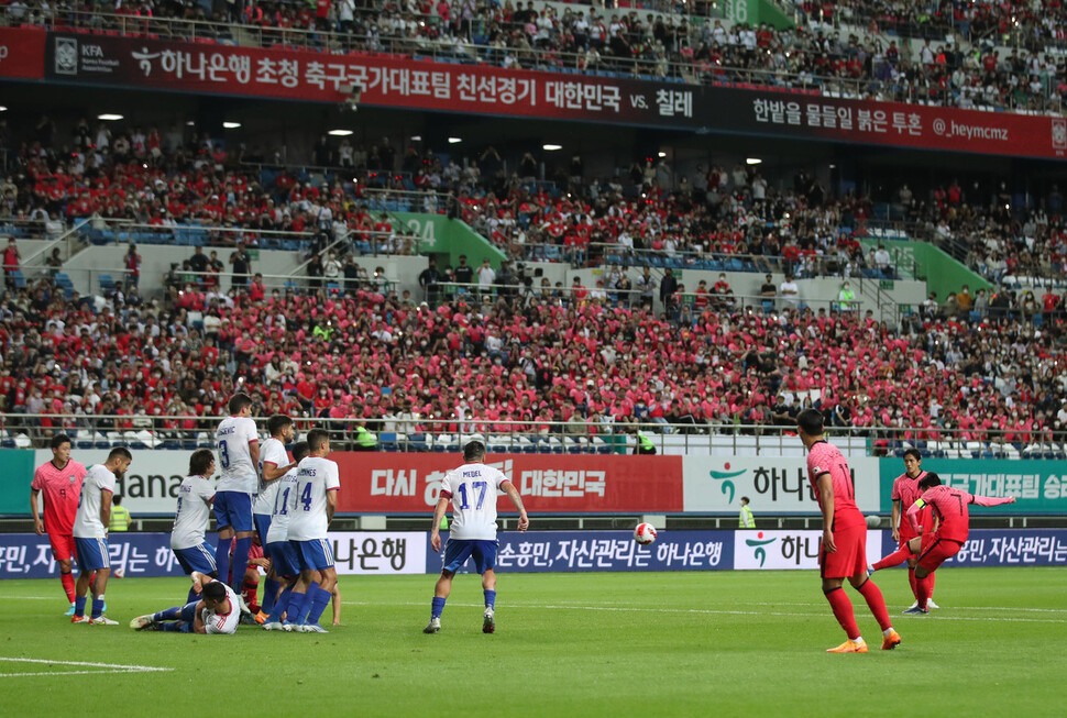 6일 오후 대전월드컵경기장에서 열린 남자 축구 국가대표팀 평가전 대한민국 대 칠레의 경기에서 대한민국 손흥민이 프리킥을 성공시키고 있다. 대전/김혜윤 기자