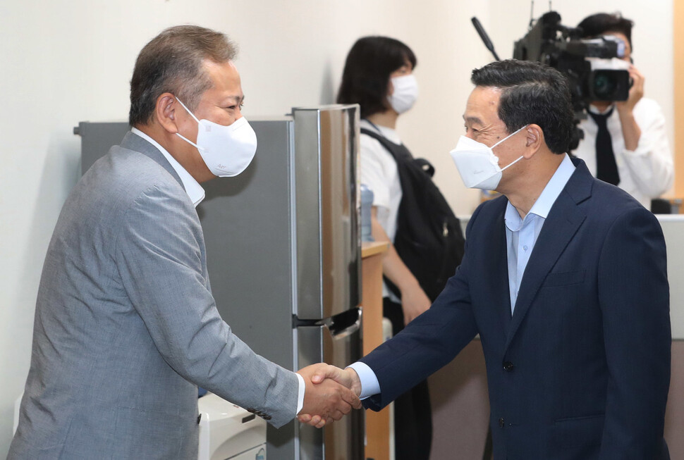 이상민 행정안전부 장관(왼쪽)이 2일 오전 정부서울청사 안 경찰국을 방문해 김순호 경찰국장과 악수하고 있다. 공동취재사진