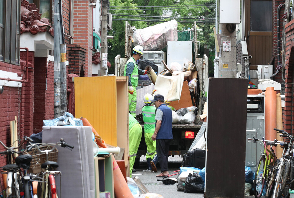 11일 오전 서울 관악구 신사동 일대 빌라촌 골목길에거 환경미화원들이 침수 피해 폐기물을 청소차량에 실고 있다. 백소아 기자