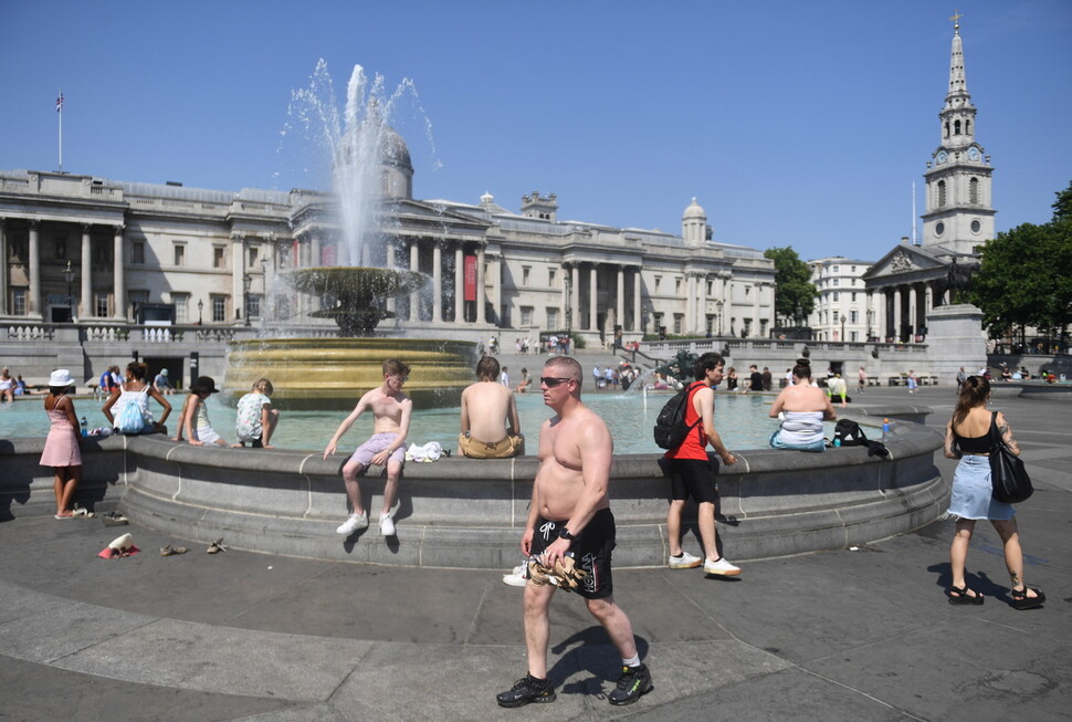 역대급 폭염으로 몸살을 앓은 지난달 19일 영국의 런던 트라팔가광장 분수대에 주변에 시민들이 더위를 식히고 있다. 연합뉴스