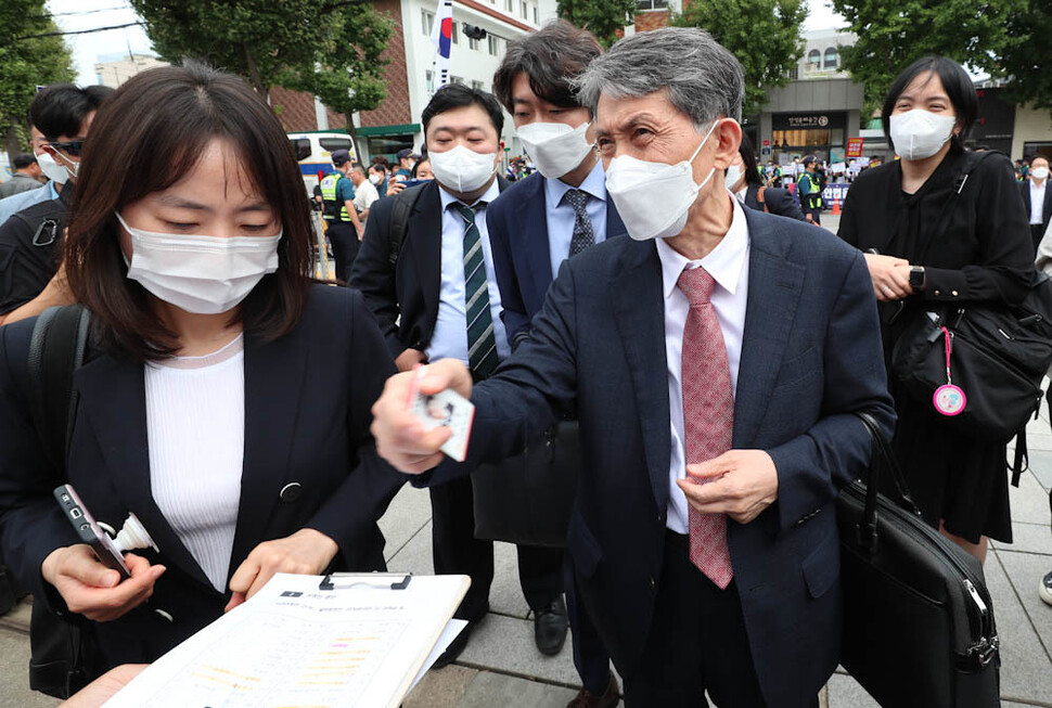 국가보안법 제2조 제1항 등에 대한 위헌소원 공개변론이 열린 15일 오후 서울 재동 헌법재판소에 청구인쪽 대리인 등이 들어가고 있다. 김정효 기자